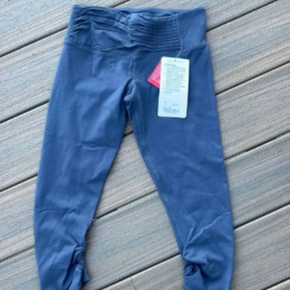 Lululemon Cobra Crop Leggings Size 4 NWT Coal